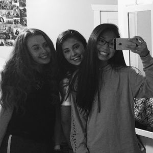 Meet your Posher, Lauren and Kassidy!